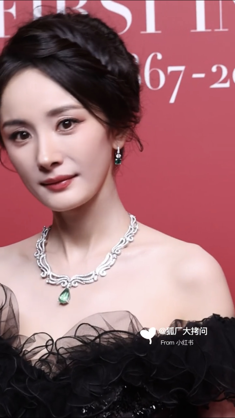 听说你们在召唤又去芭莎又幸运的幂幂酱？你就品吧，你就品这媒体怼脸拍的神仙状态没去
