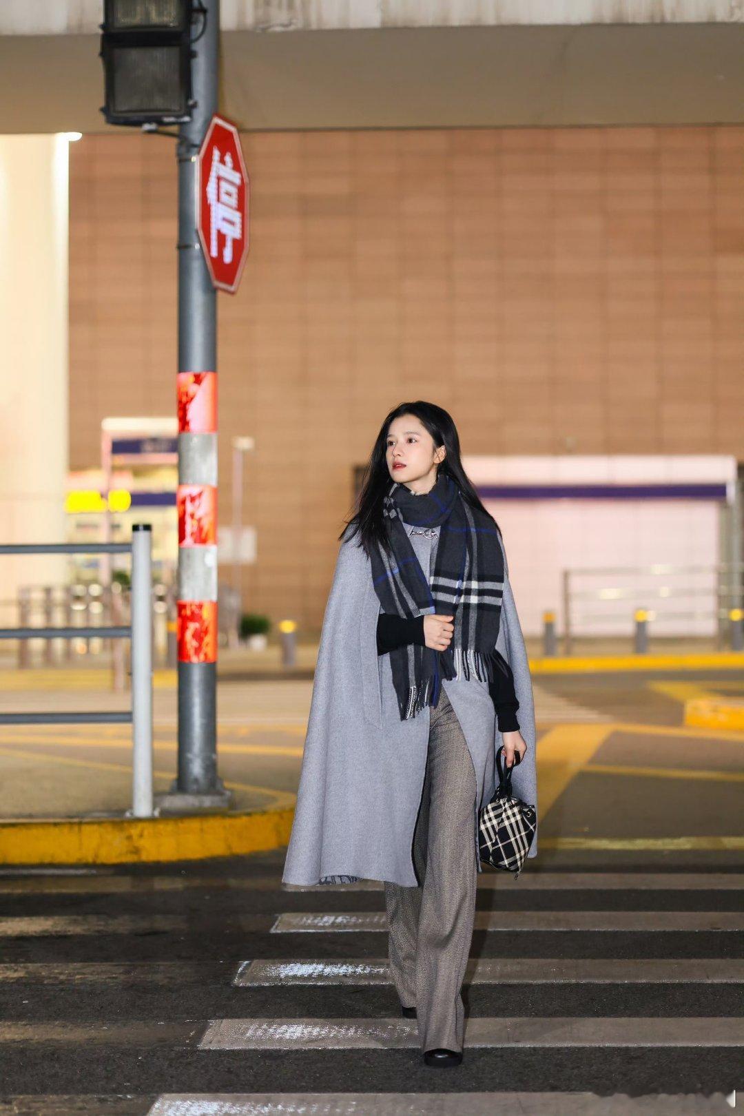 张婧仪披肩战神  张婧仪出发伦敦时装周 张婧仪穿Burberry灰披肩大衣去伦敦