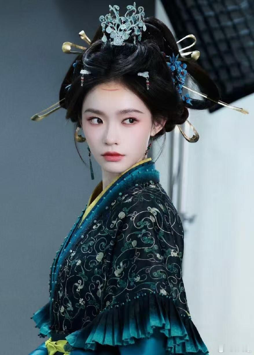 一滴泪藏尽一生故事！林允把温瑜的隐忍与倔强，都揉进了含泪不落的眼神里 