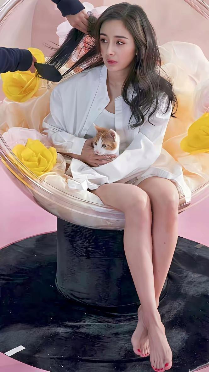 杨幂，俏皮可爱光脚丫 