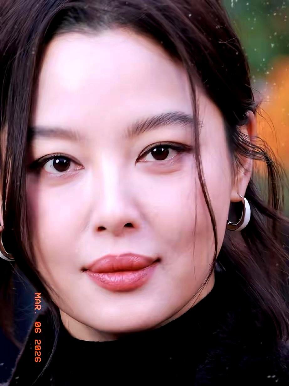 你敢信，现在娱乐圈最吃香的脸，是带“杀气”的？
不是整容流水线的白幼瘦，辛芷蕾