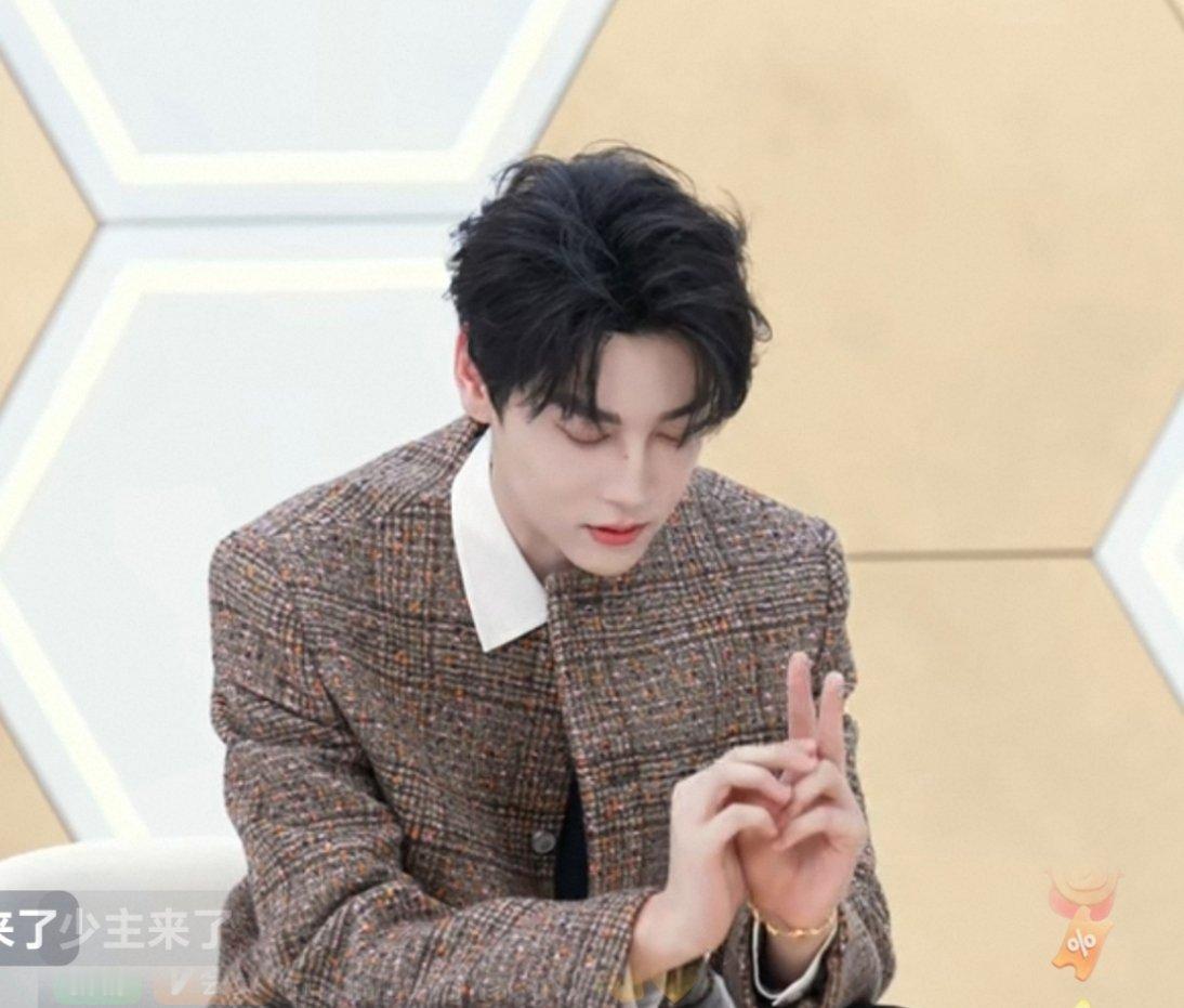 田栩宁直播田栩宁韩束品牌直播，生图帅的连手指都很苏[拜托][拜托]品牌方好用心，