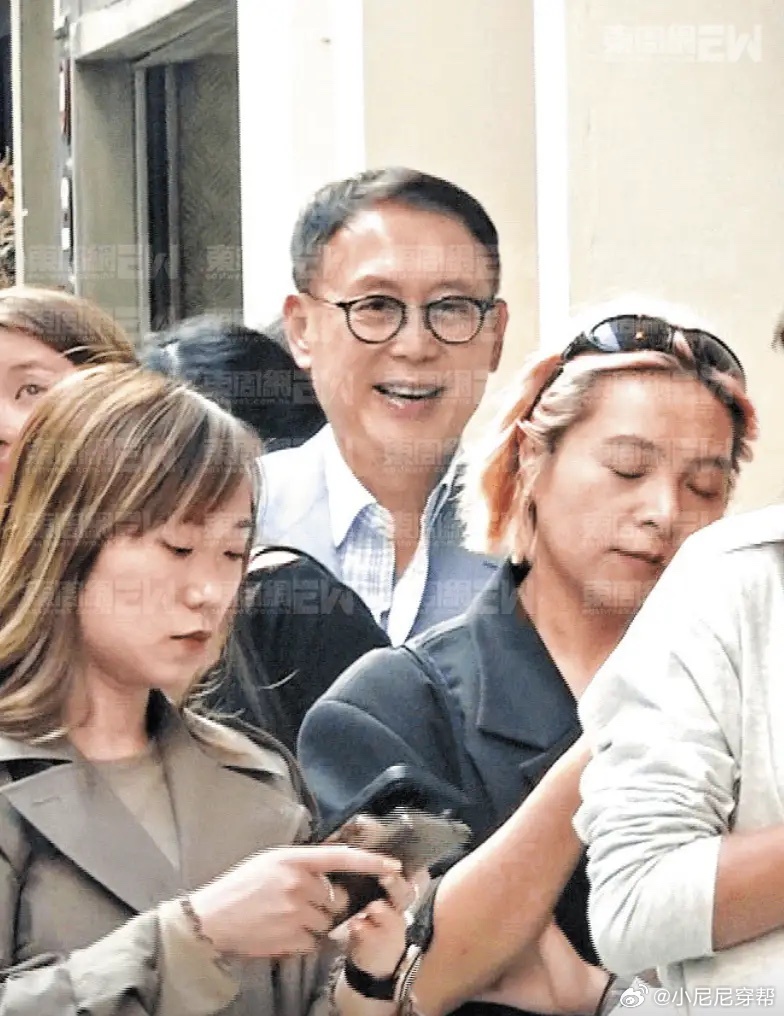 许晋亨在街头餐厅为李嘉欣等位，李嘉欣姗姗来迟，结婚18年仍恩爱！ 