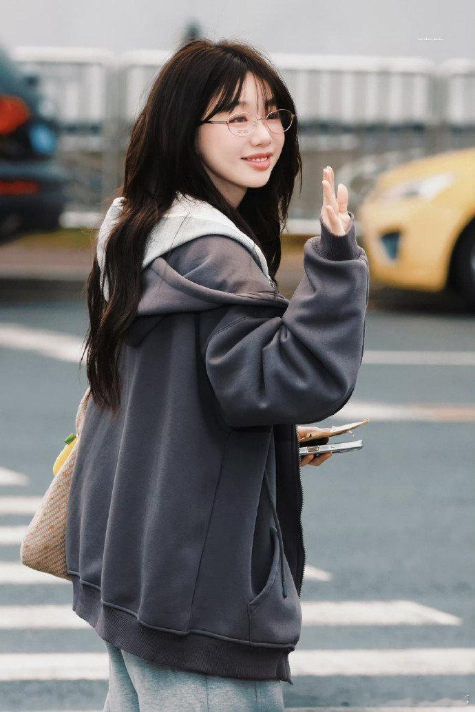 徐梦洁手搓应援物 亲手制作应援小物，用最细腻的心意给姐姐们加油打气，温柔到骨子里