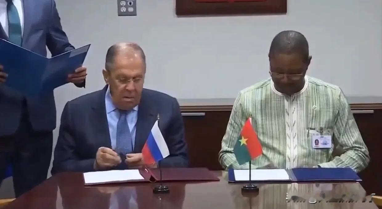 俄罗斯外长拉夫罗夫和布基纳法索的外交部长卡拉莫科·让-马里·特拉奥雷在纽约联合国