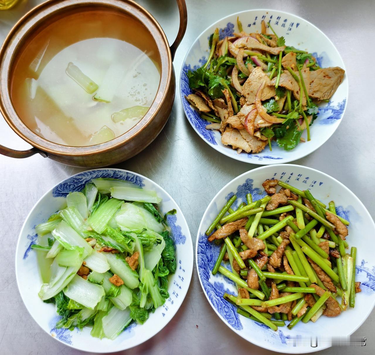 东人老俩口退休的生活，平平淡淡的一天。

除了到外面走走，买买菜，也就是做两样