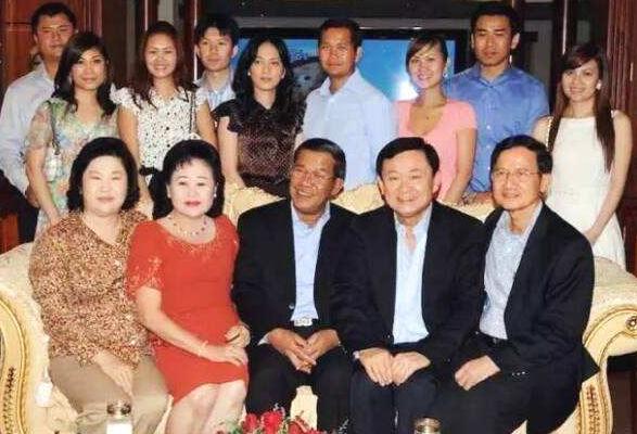 当年洪森带着全家和他信合影，现在已经兄弟断交，形如陌路。真的是“同舟共济，同床异