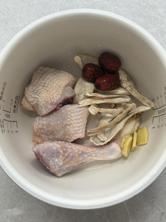今天炖个鸡汤！鲜掉眉毛了👍