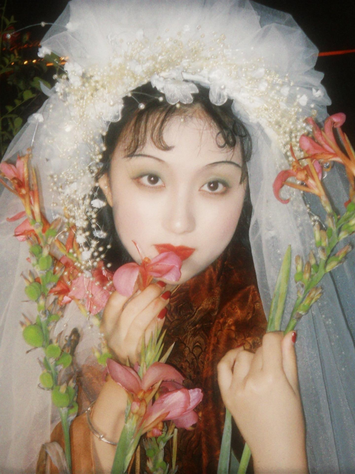 “戴上婚纱”感觉回到了我妈那个年代。