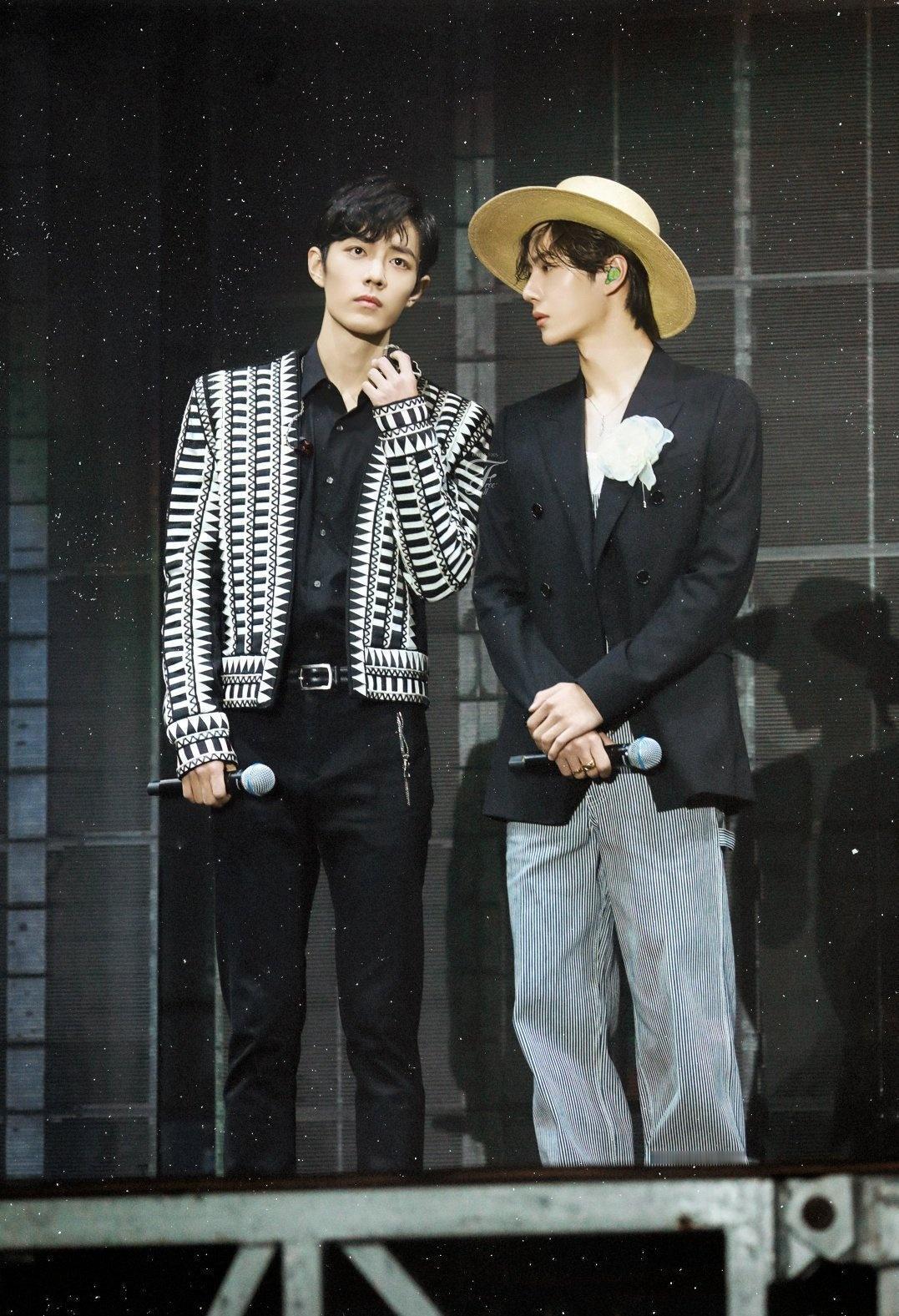 博君一肖
我想给你拍个月亮 可它老不出来.
.