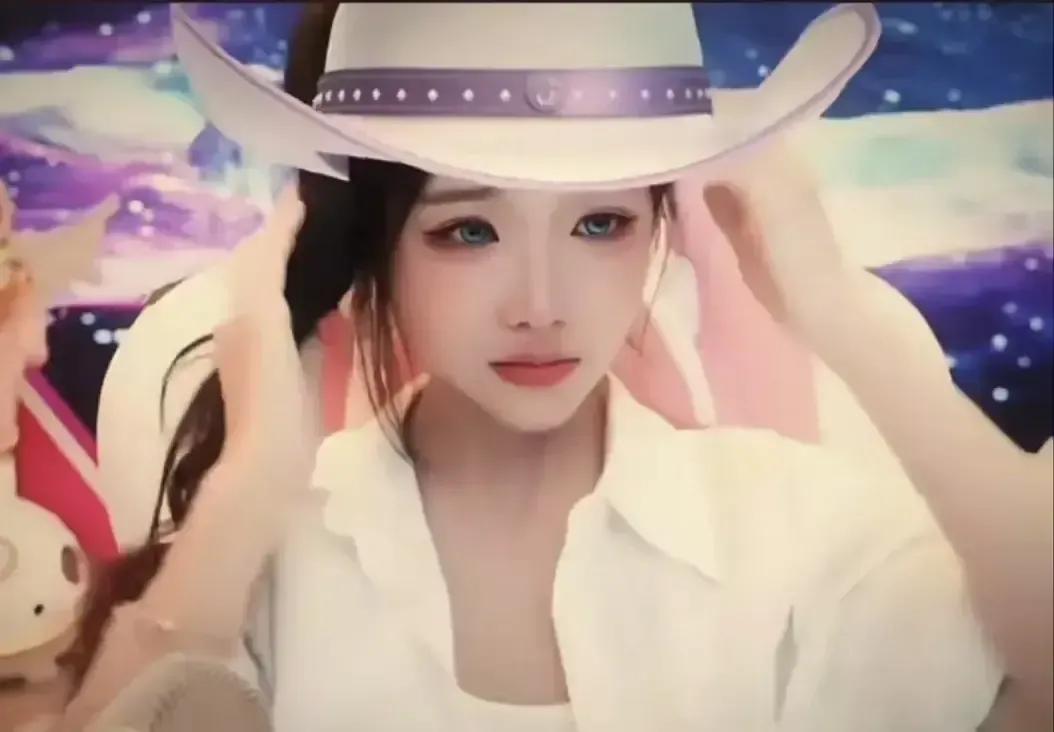 林思琪昨晚九点开播打PK，前十分钟票刷得飞起，五万人冲进来给她撑场子。
十点对面