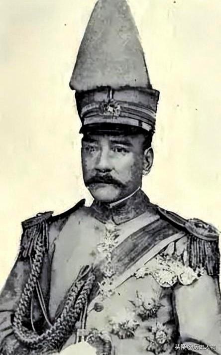 杨以德原名杨以俭，幼年家境贫寒，早年在盐商家中做工谋生，也因此得了“杨梆子”这个