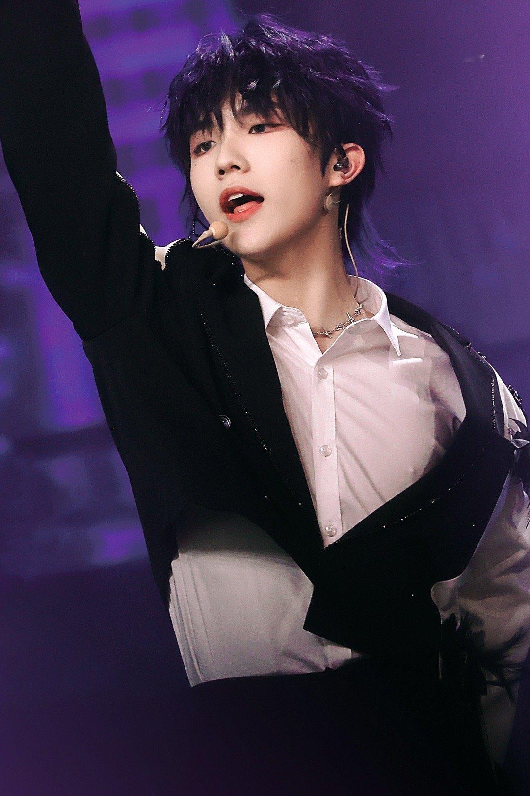 上楼存的第一组图就是这个妆造 好喜欢好喜欢