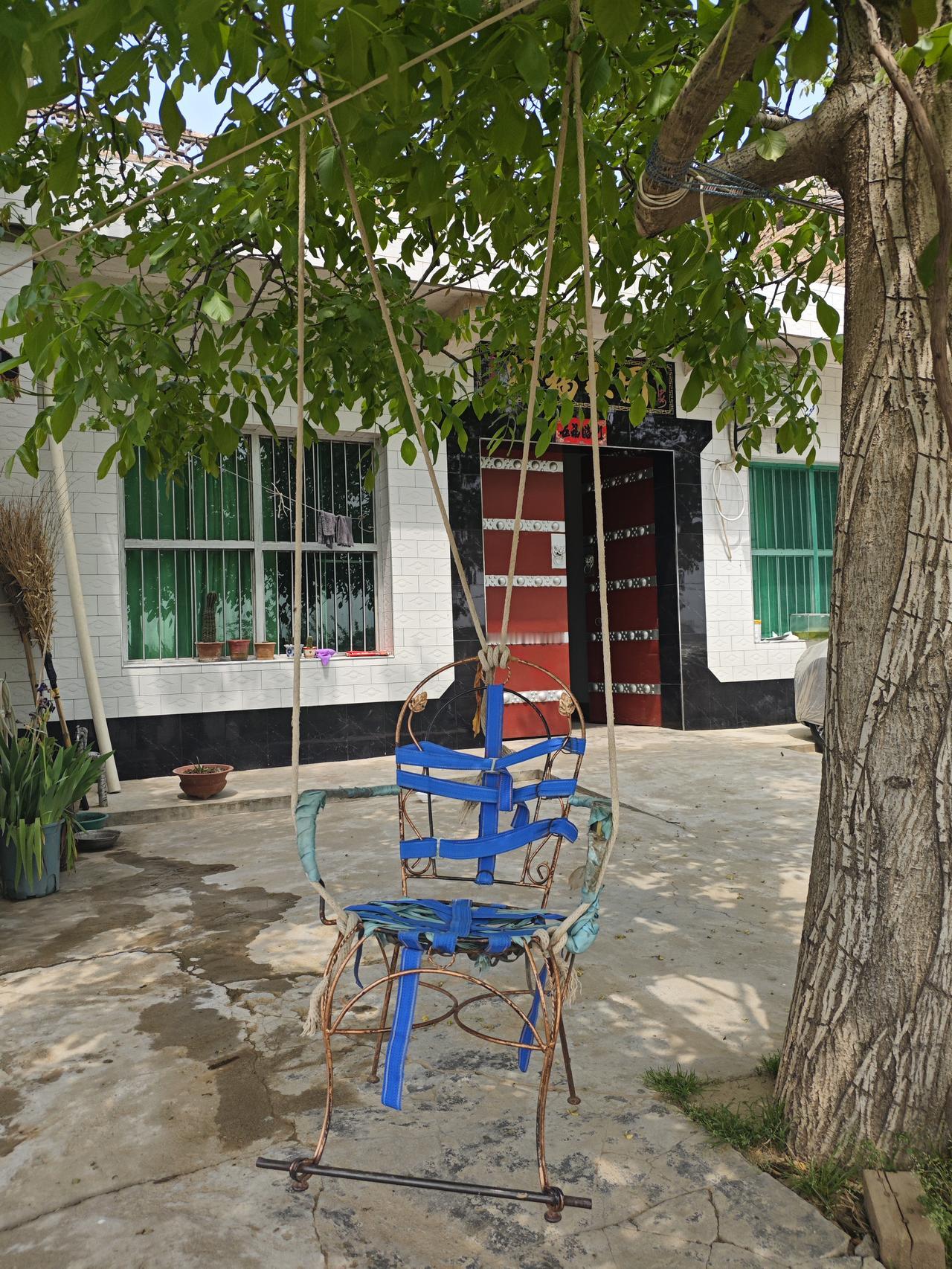 一把吊椅里的幸福

前几天骑行时，路过双照镇的毛村，遇到了一位五十岁左右的村民，