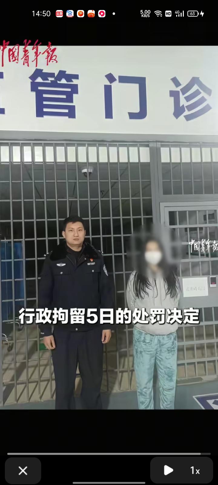 12月21日，凉山州西昌市。女子陪朋友去医院就诊，因医生优先救治重症患者，女子嫌