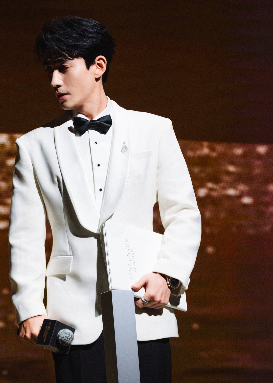 朱一龙雅诗兰黛全球护肤代言人  朱一龙白月光在身边 月光正好，沉浸此刻，与温柔相