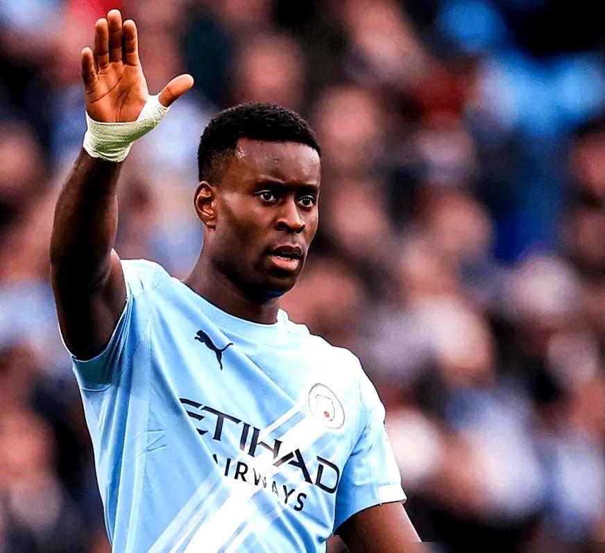 同样是戴过水晶宫袖标的队长，范志毅和格伊的命完全不同。
 

25年前利物浦想签