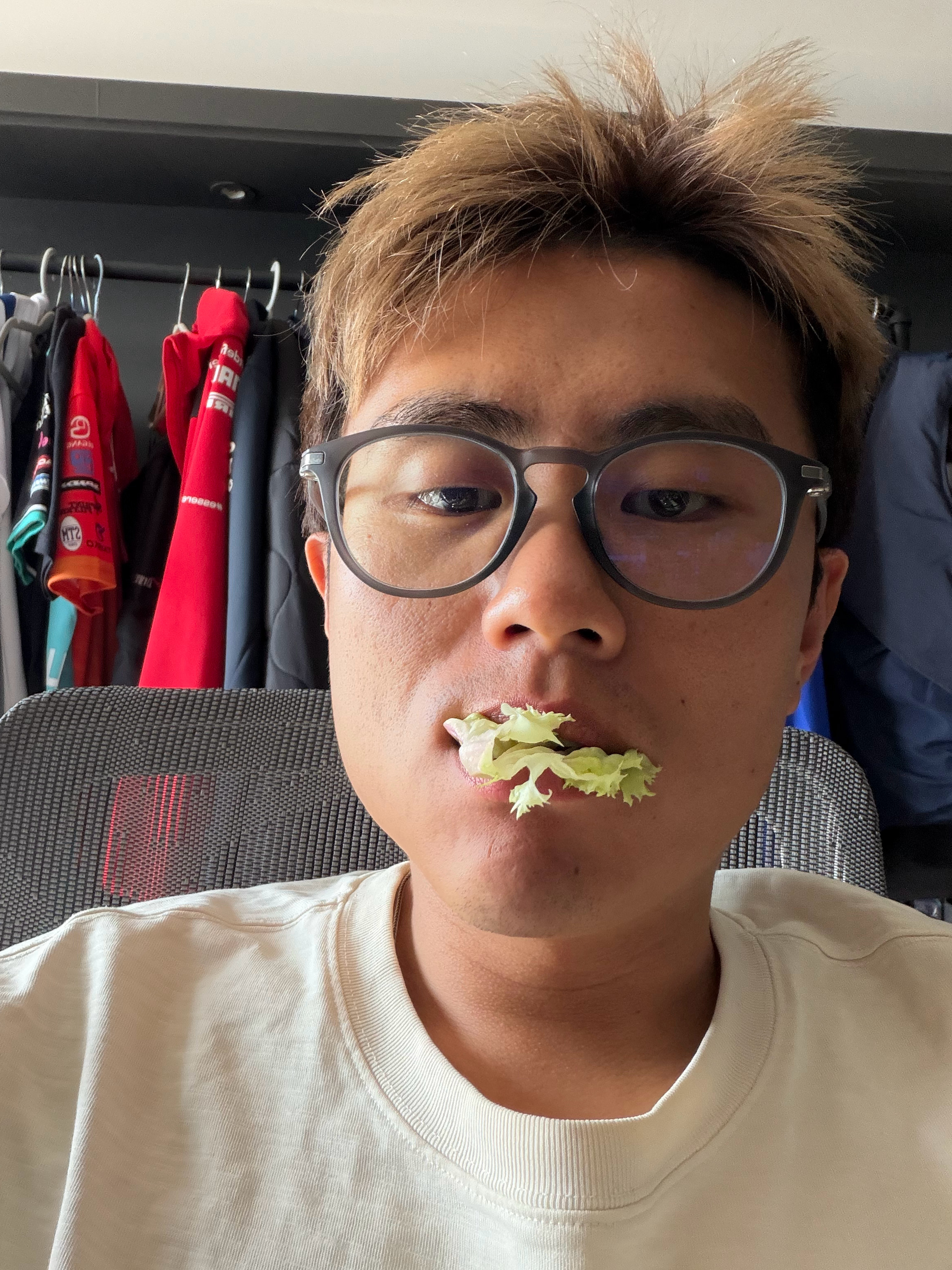 早点吃咸了 中午清淡点~赶紧剪完视频 一会去打网球