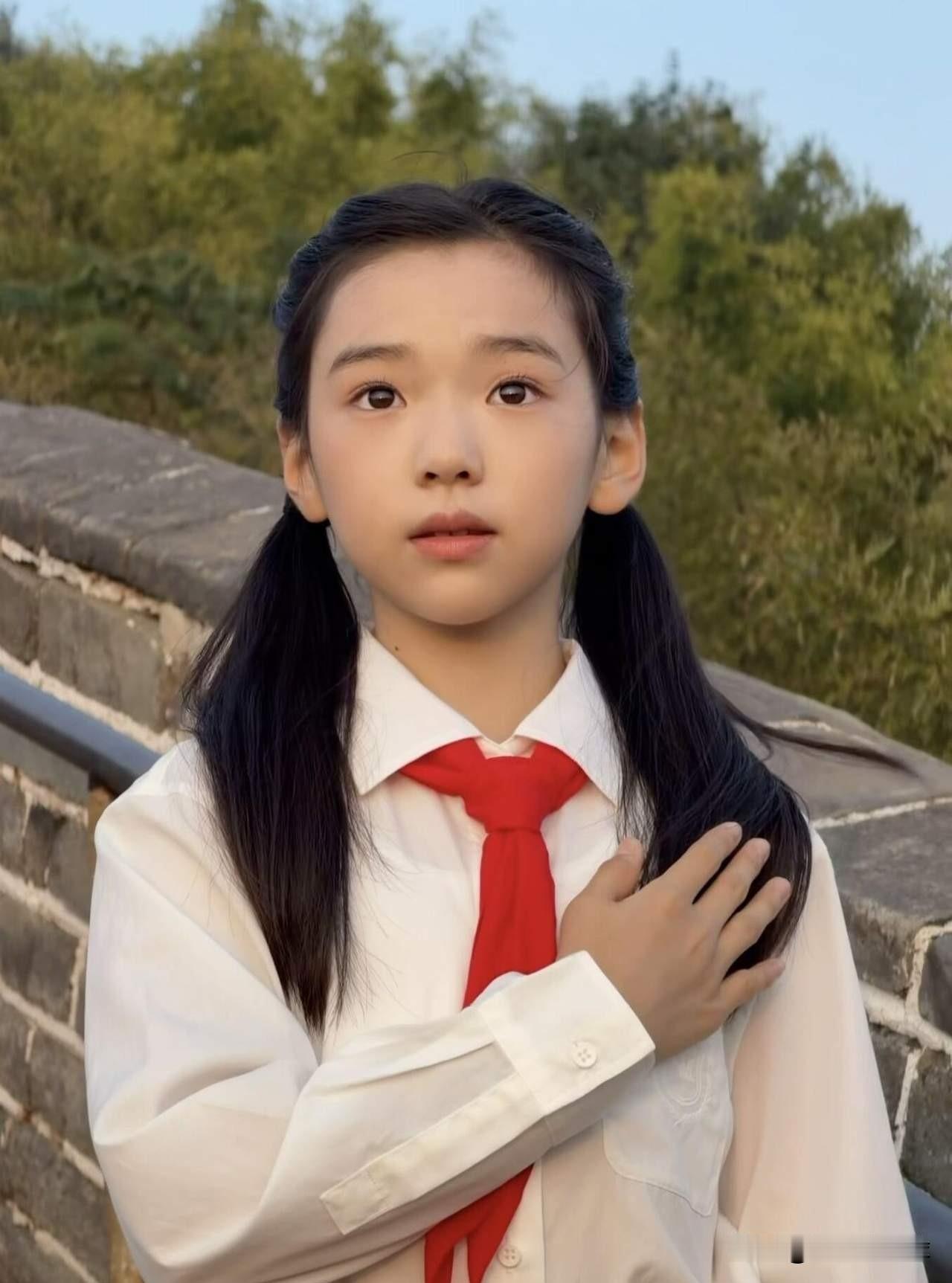 董璇11岁女儿小酒窝登长城、歌唱祖国，一身白衬衫，搭配双马尾和红领巾，清爽又精神