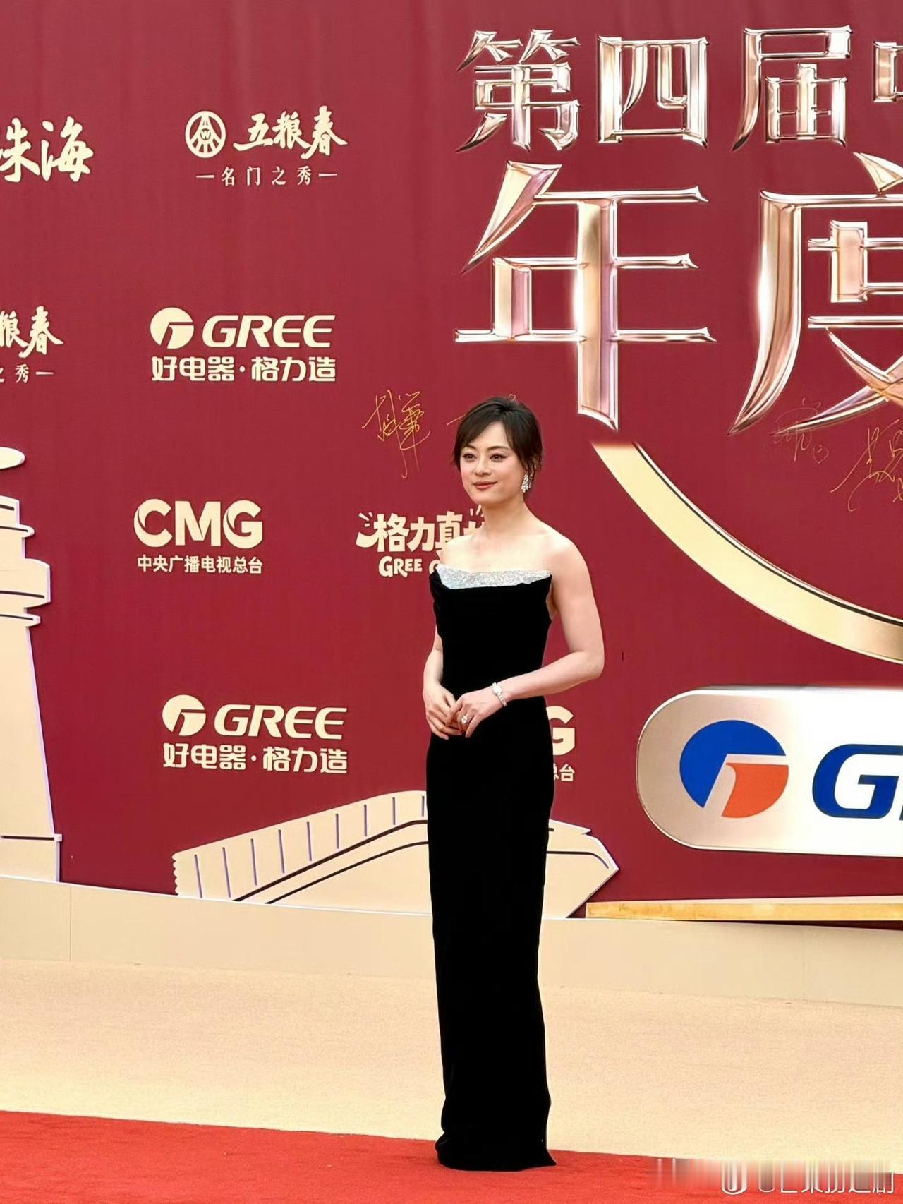 孙俪压轴亮相总台年度盛典红毯，你们猜下今晚视后视帝花落谁家！！中国电视剧年度盛典