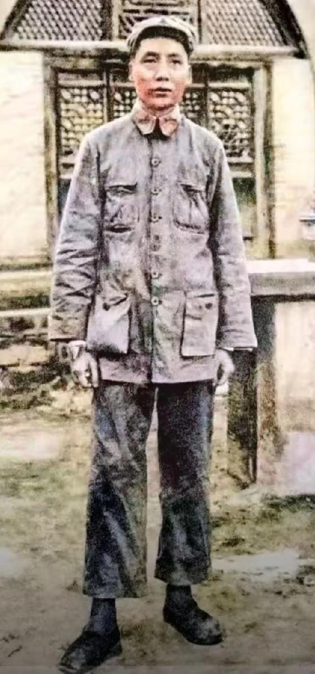 毛主席：
补丁军装下的伟人，
他的光芒永不熄灭

这一幕深深打动了我！一位身着补