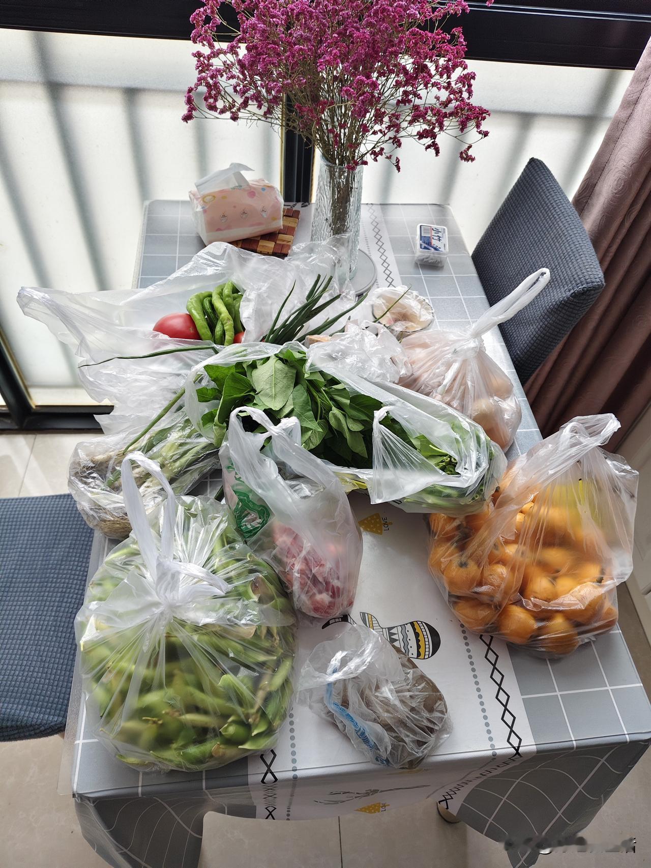 今天赶场去了，买了些自己心仪的蔬菜水果。
旅行归来已有好几天，今儿才算正儿八经地