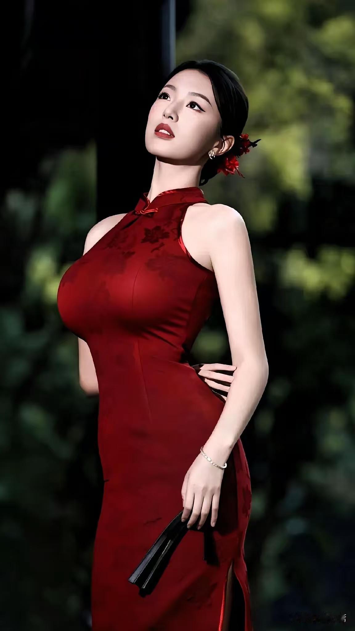 天净沙·东方美 
水墨旗袍檀纱，
柳风荷韵横斜，
秋波流转千年话。
嫣然一笑，