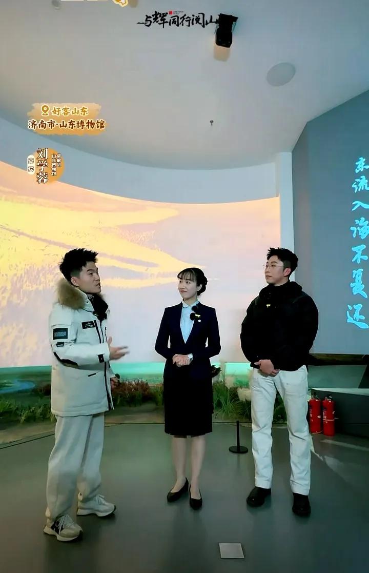 董宇辉山东行第一天两位嘉宾解说都不错
两位女嘉宾的解说
一位声音清脆透亮
一位声