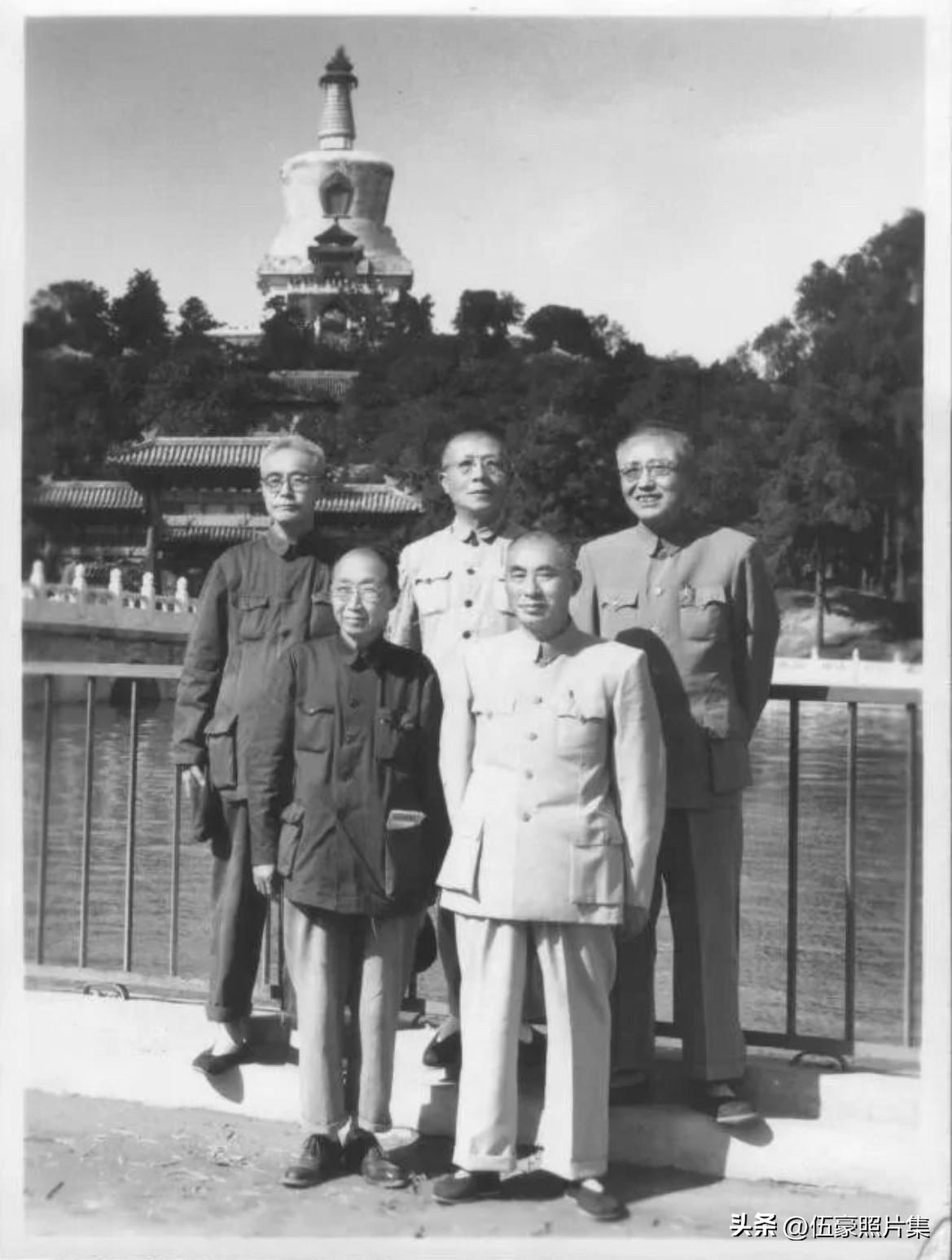 1955年12月，叶圣陶（前排左一）与顾颉刚（后排右一）、周振甫（前排右一）等在