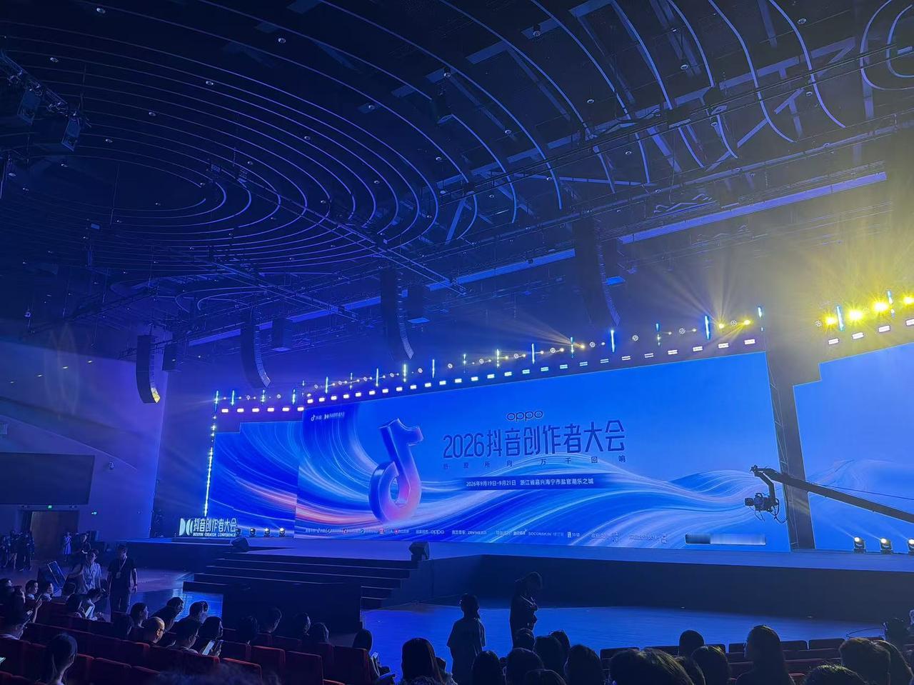 今年的抖音创作者大会依旧热闹，其实每年除了各路顶流网红齐聚一堂的看点之外，创作者