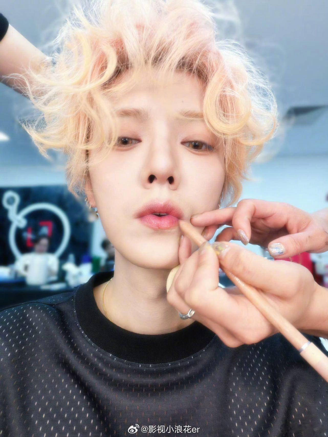 鹿晗连射中两枪高瀚宇鹿晗决战枪王之巅哈哈哈哈哈 有人觉得鹿晗枪法出众，有人觉得只