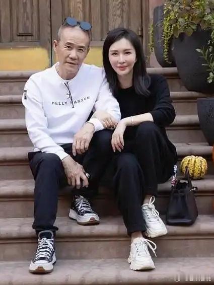 王石和田朴珺约会摔断了两根肋骨 74岁富翁王石与44岁小娇妻田朴珺滑雪时意外摔倒