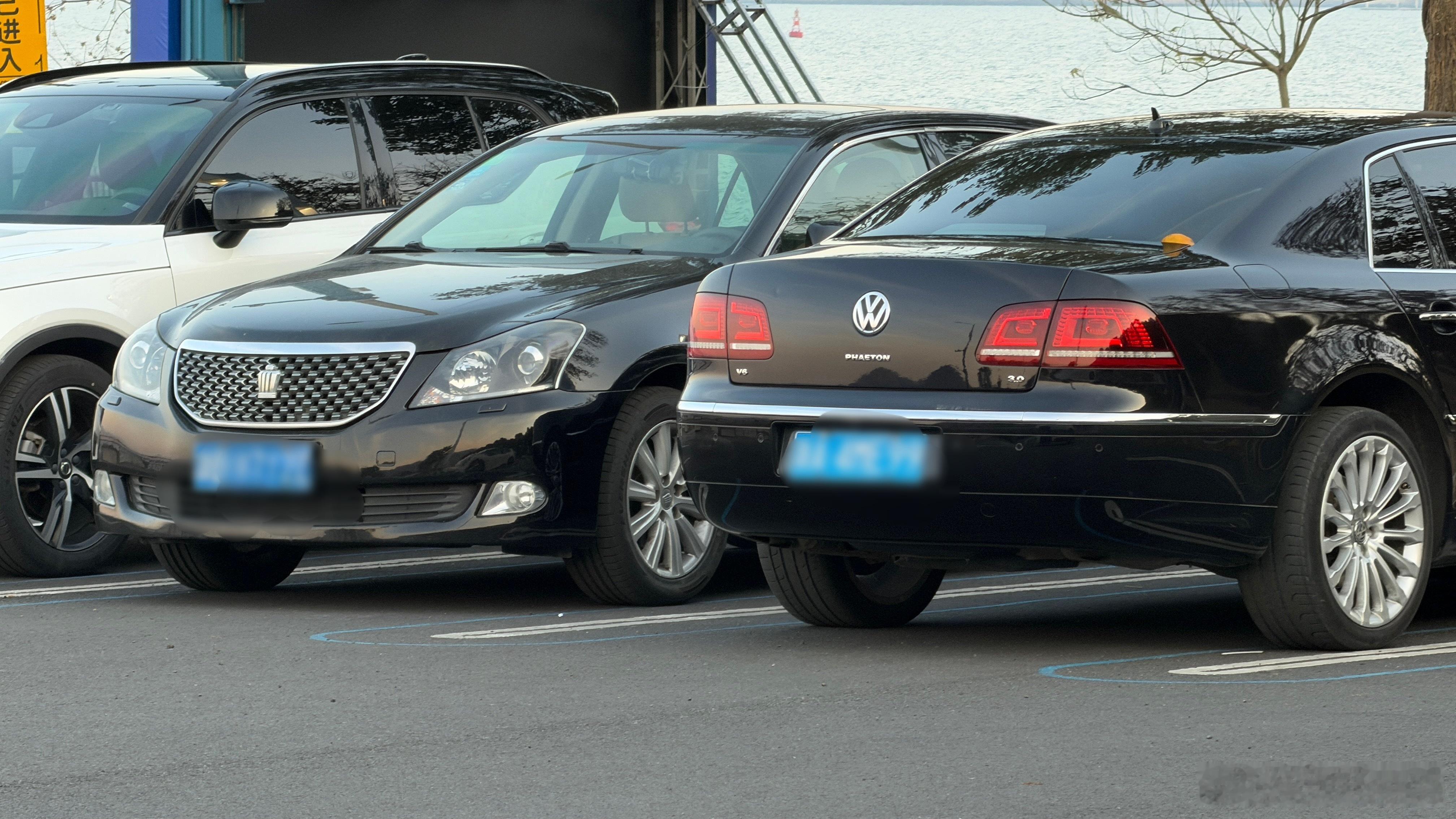 早安各位！停车场随手一拍，这个时代的老车还真是挺耐看，皇冠再老一代就更好了 