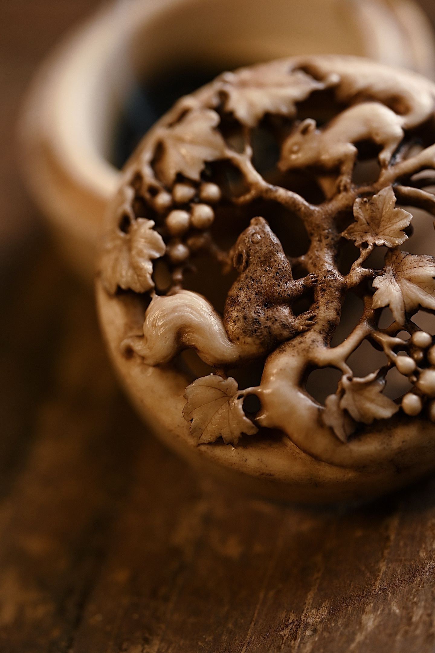 鹿角仿古 | 多子多福 迷你小香炉尺寸小巧迷你，仿古风格，炉盖雕刻松鼠佳果，满目