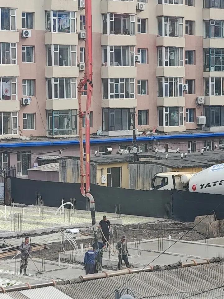 分享一张工地照片机器轰鸣，工人忙碌