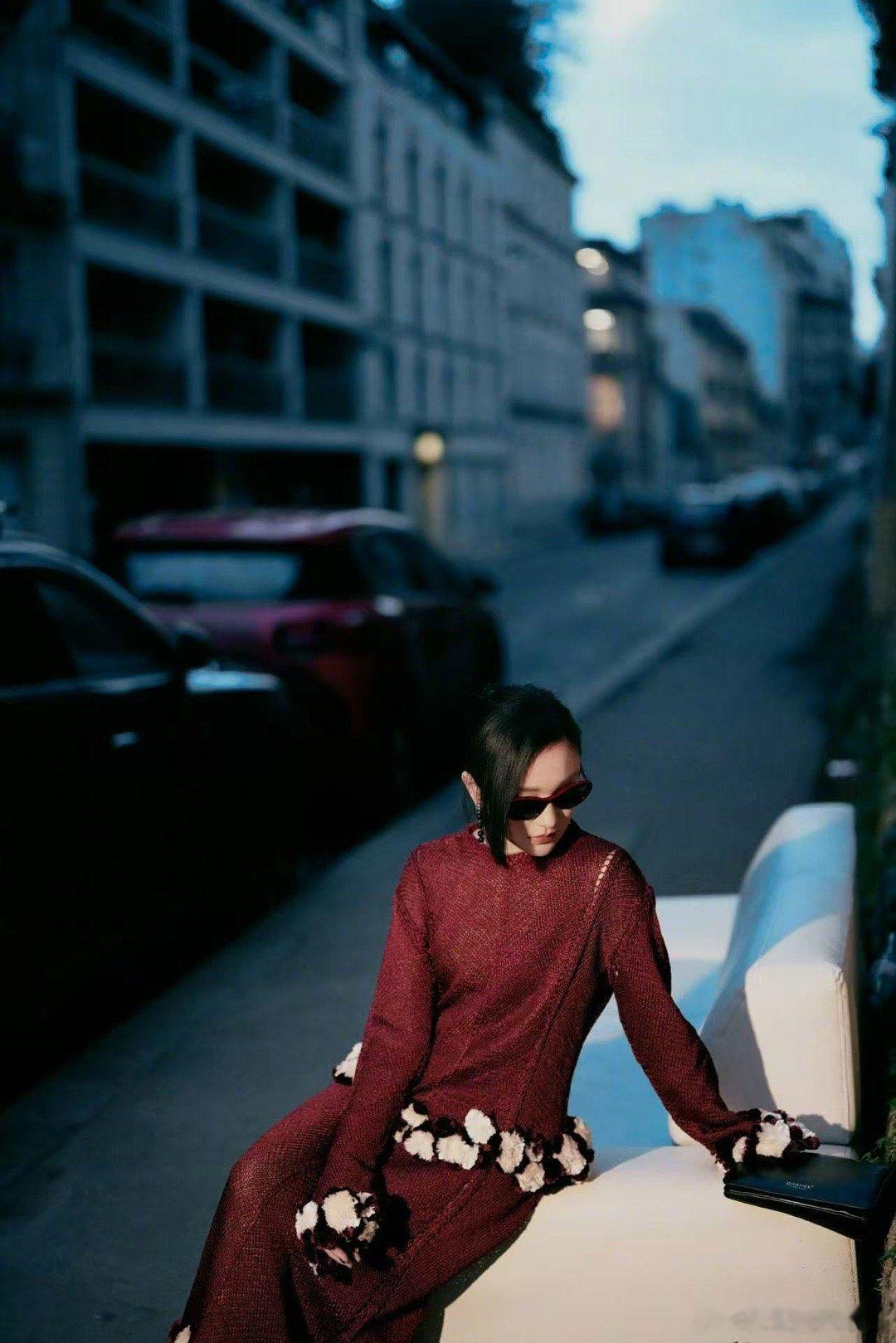 周迅 高定女王看高定秀 当周迅以一身红衣亮相香奈儿高定秀，我们看到的是一位艺术家