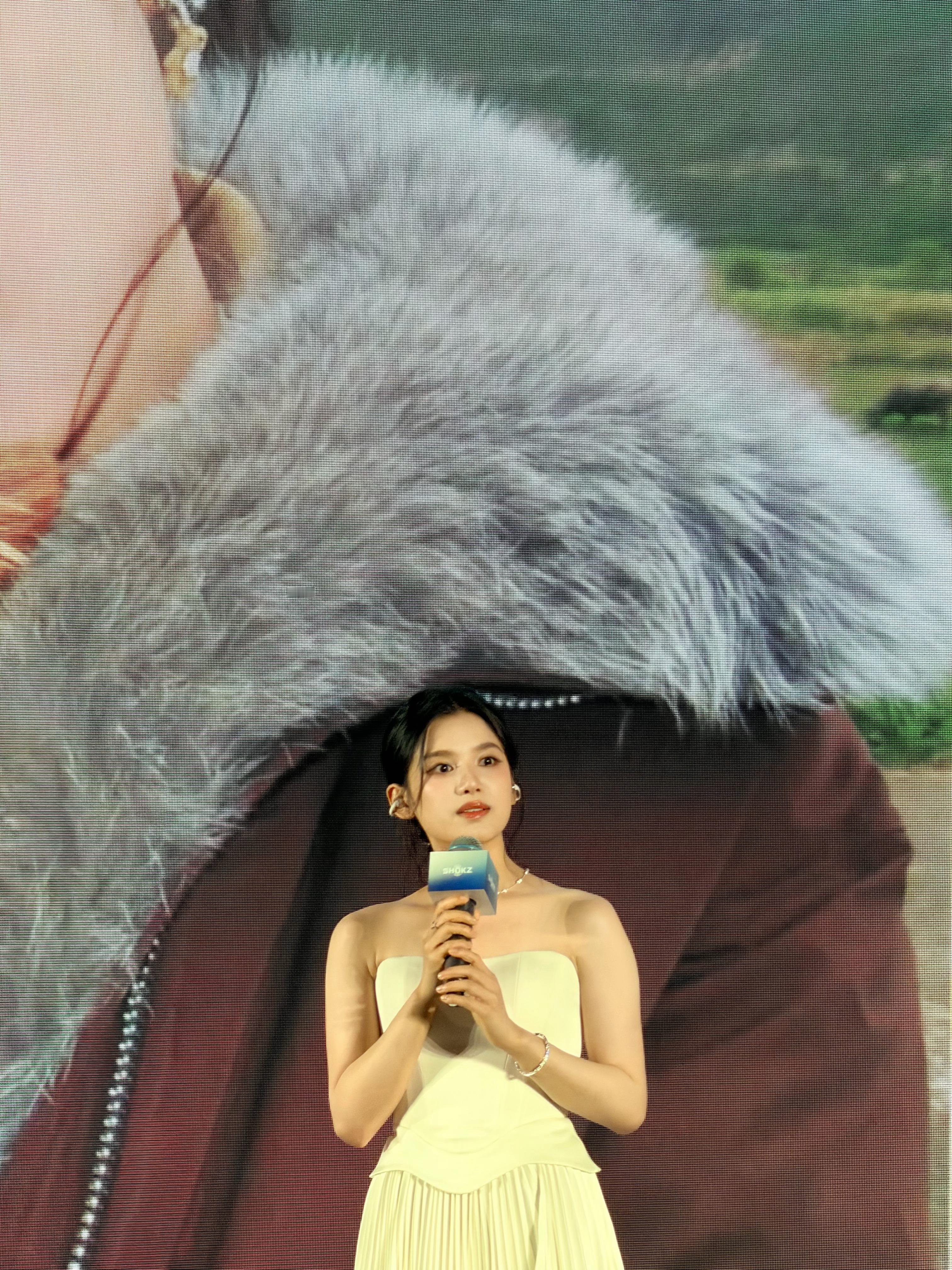 在韶音发布会看见全球品牌大使 张婧仪啦现场生图报道！气质真的绝了！ 