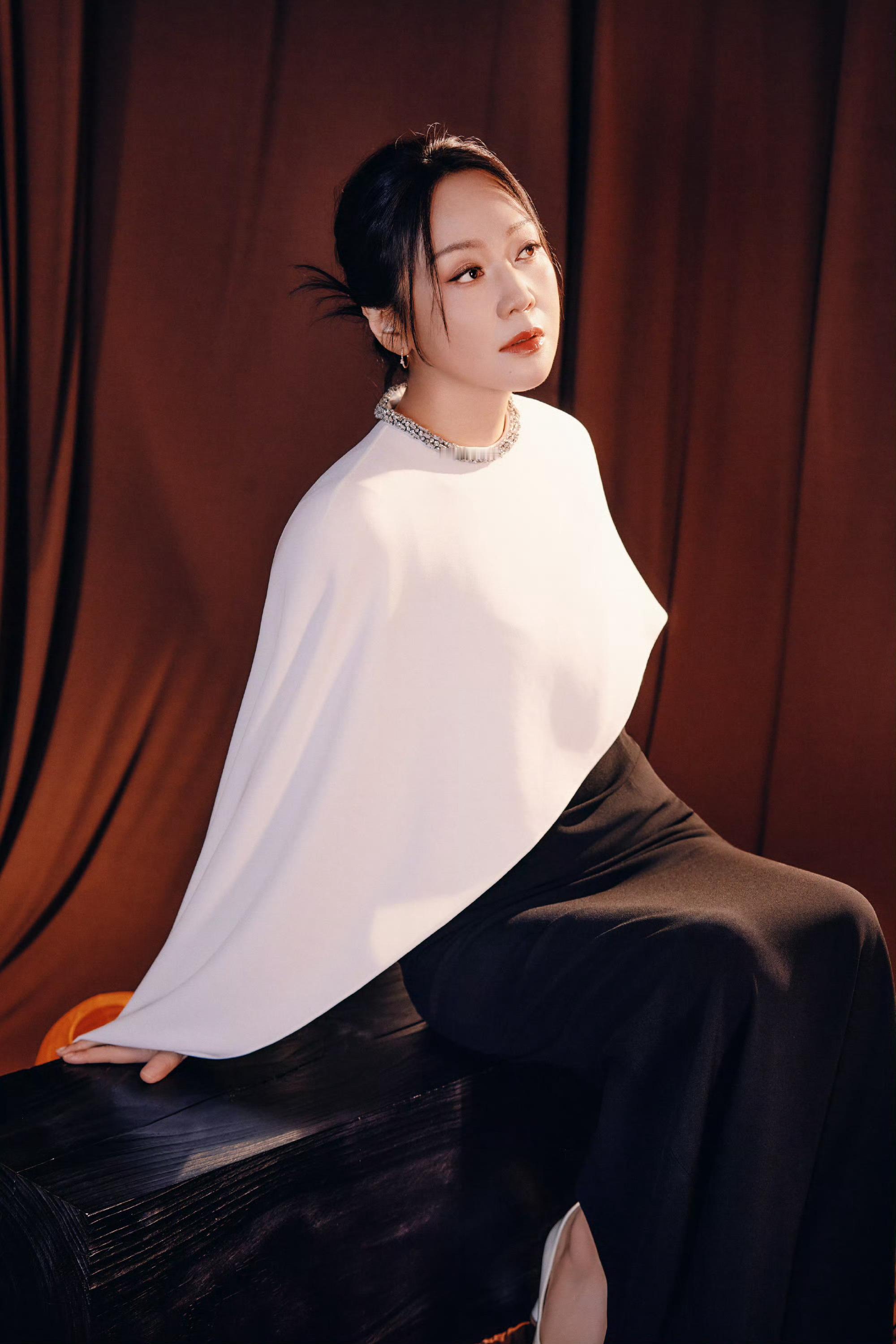 微醺女王闫妮端庄到不像她 ​​​
