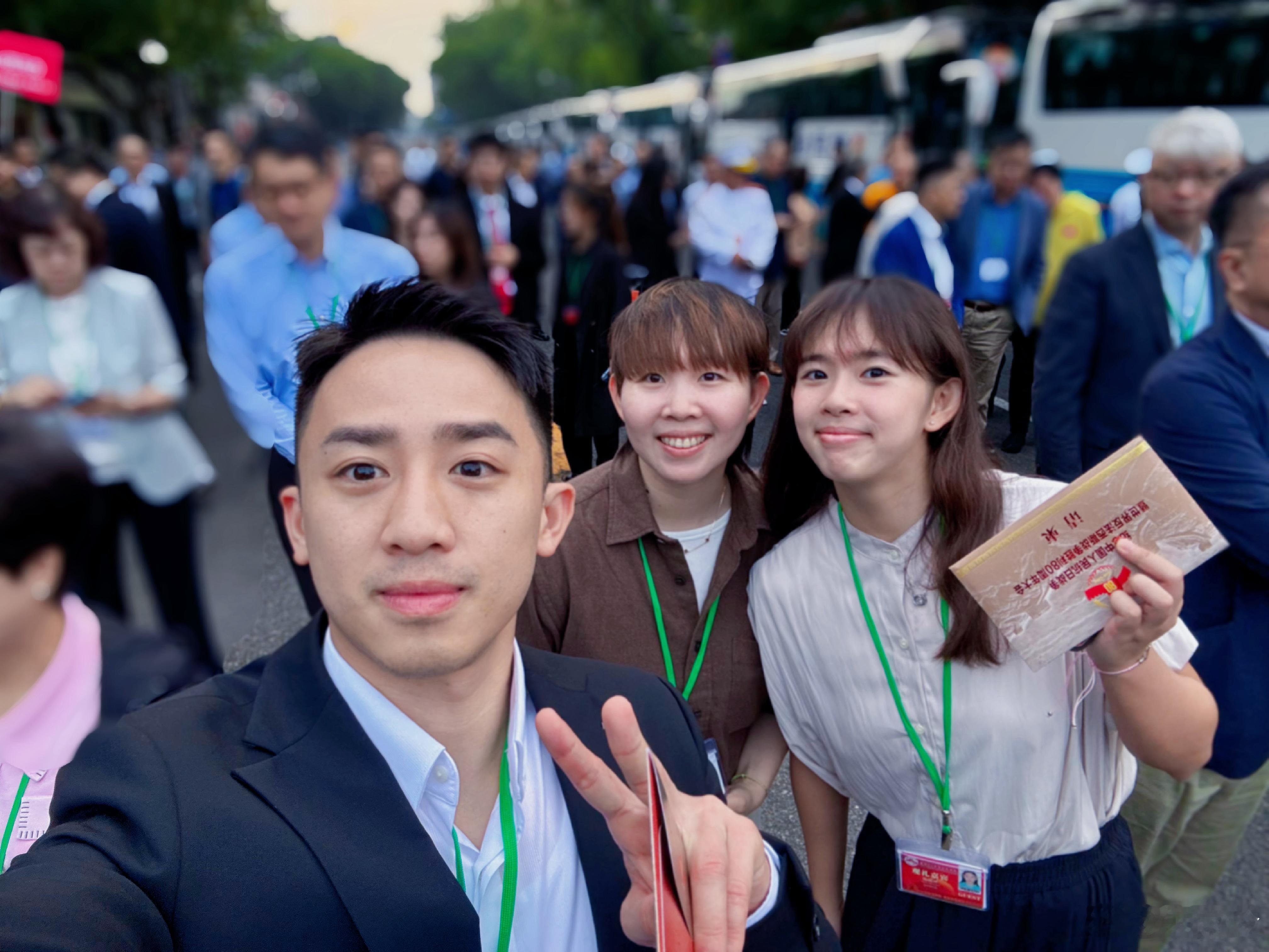 来自现场的震撼与感动第一次如此近的观礼阅兵澎湃磅礴的气势！血性力量的贲张是身为中