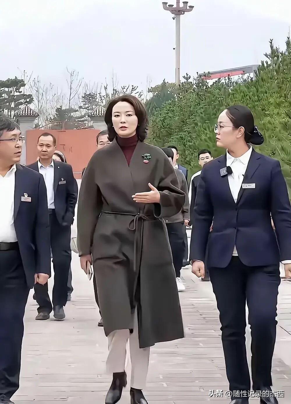 这位女主持人离开了央视平台，可气质却不减当年，风采依旧，青春韵味和温婉的气质并存