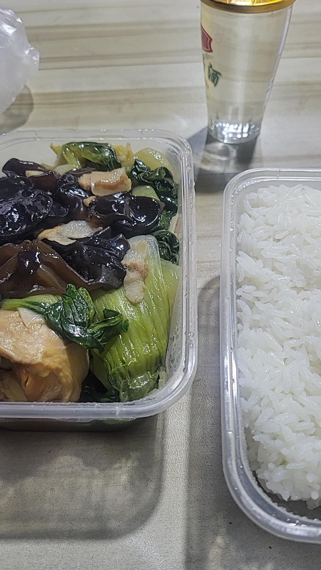 小娜让我在蒙自等着他，不要再往前走了。他办完手头上事情就是想过来找我。让我在蒙自
