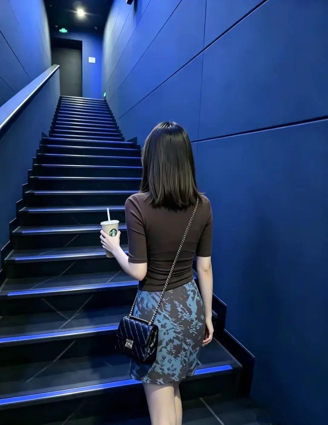 这条包臀裙合身显身材，好看吧。