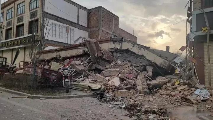 积石山地震伤亡比较大的4点因素：

1.地震发生时间是在深夜，人们基本上已经入睡