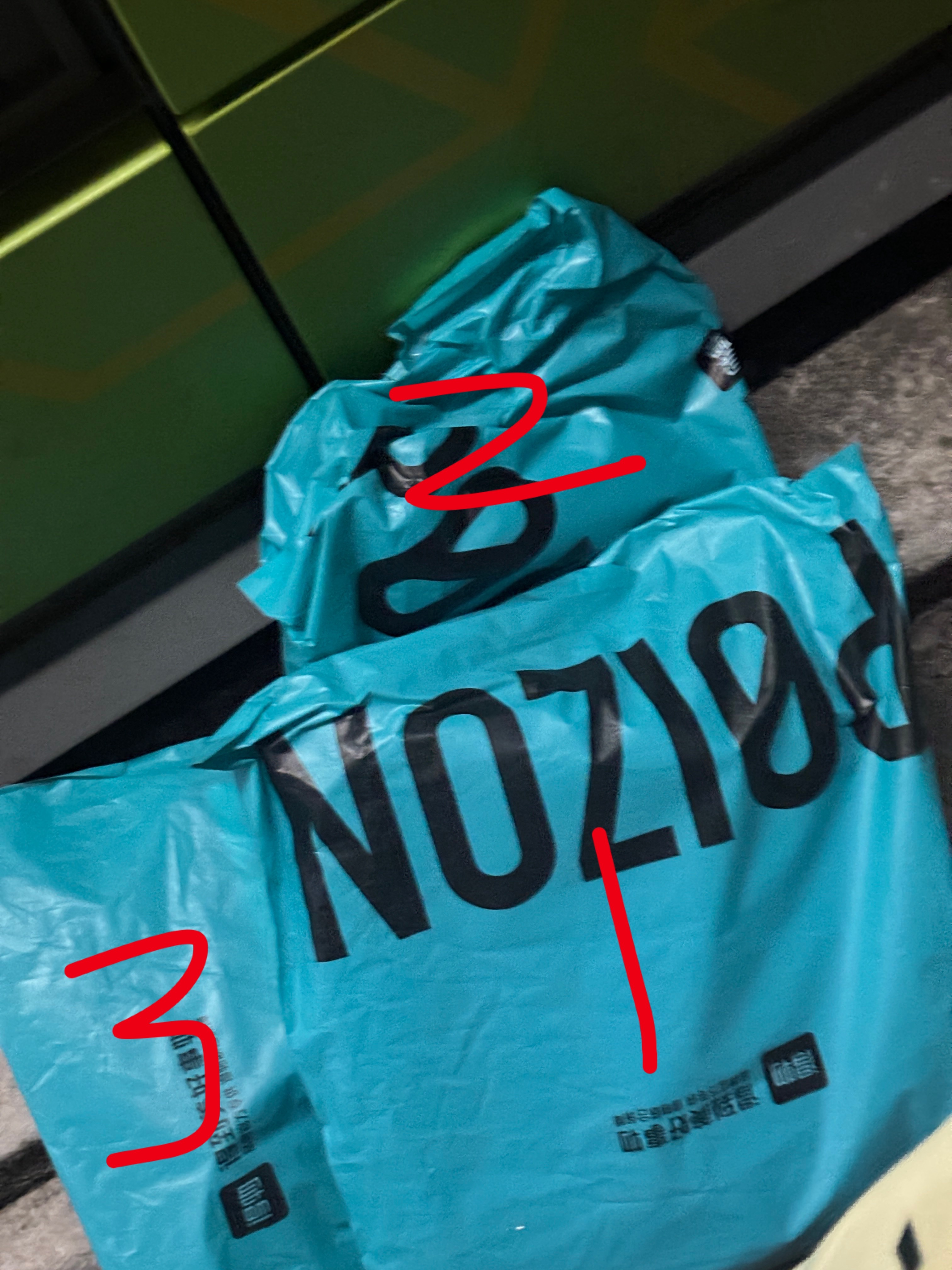 去拿快递不小心掉出来三个包裹 这三个是啥？