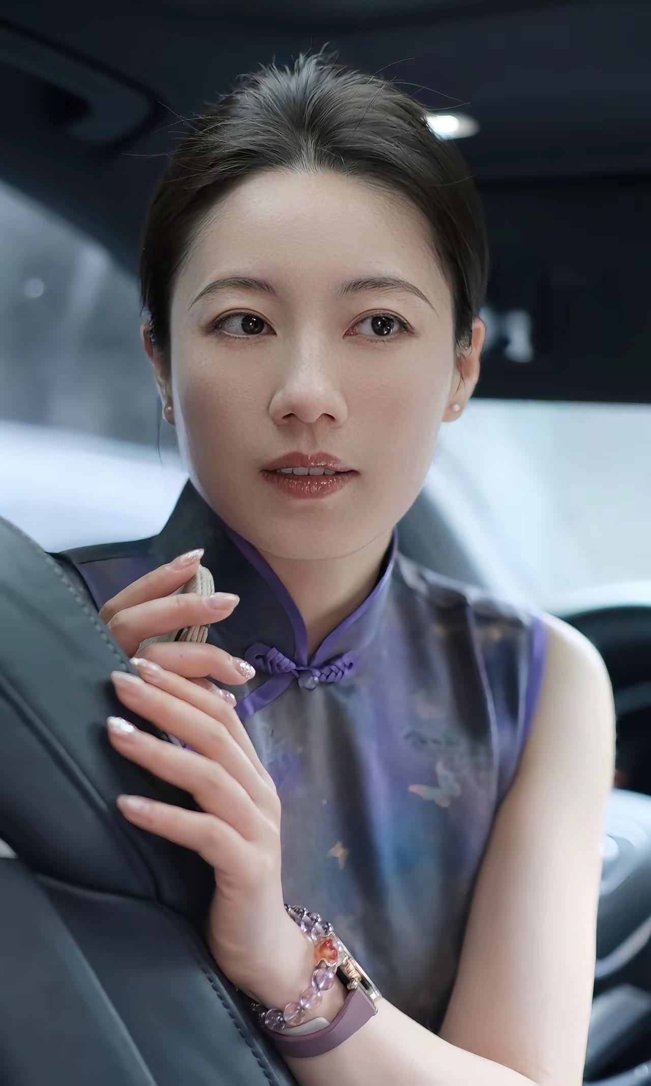 车中美人，风姿绰约。