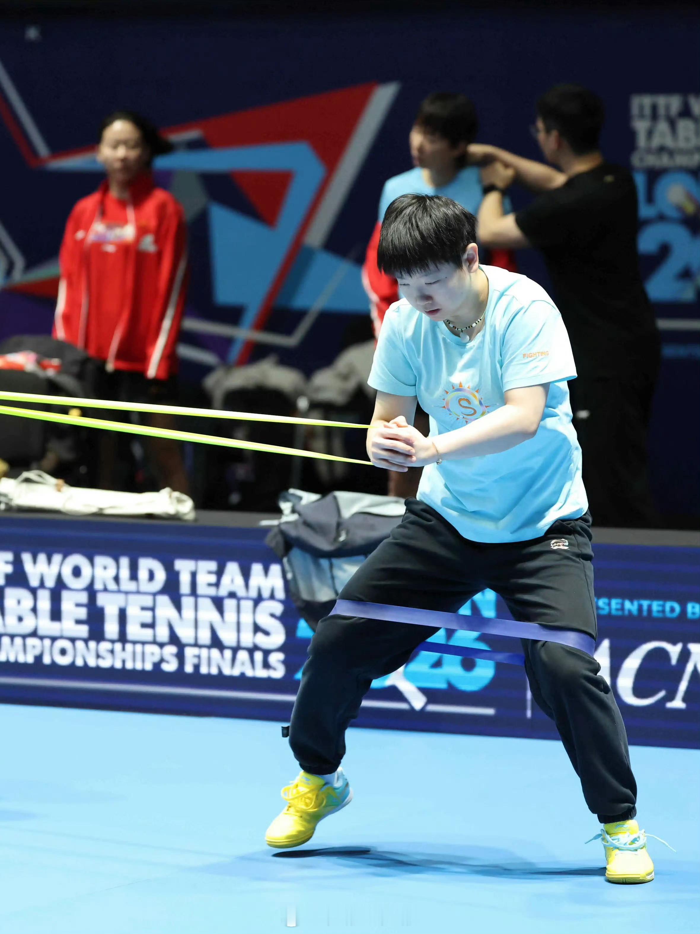 我看两位照片的os：指甲长长的 好适合做美甲的手好萌好漂亮的外套小莎🥺好可爱的