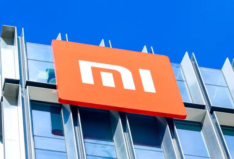 小米SU7藏黑科技！ALD镀膜让辅助驾驶“看清”逆光与远光

驾车时，正午逆光致