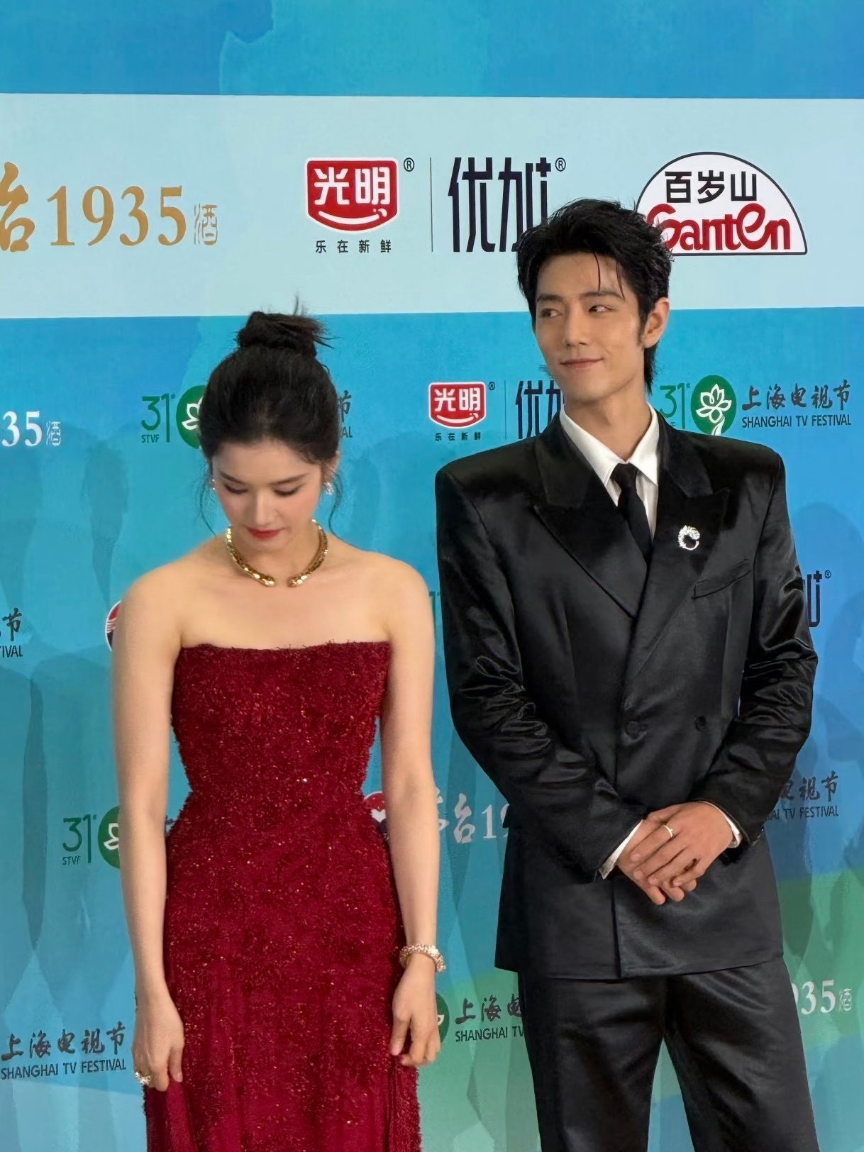 《藏海传》这个红毯夯爆了肖战张婧仪白玉兰红毯同框合影肖战低头看怕踩到张婧仪的裙子