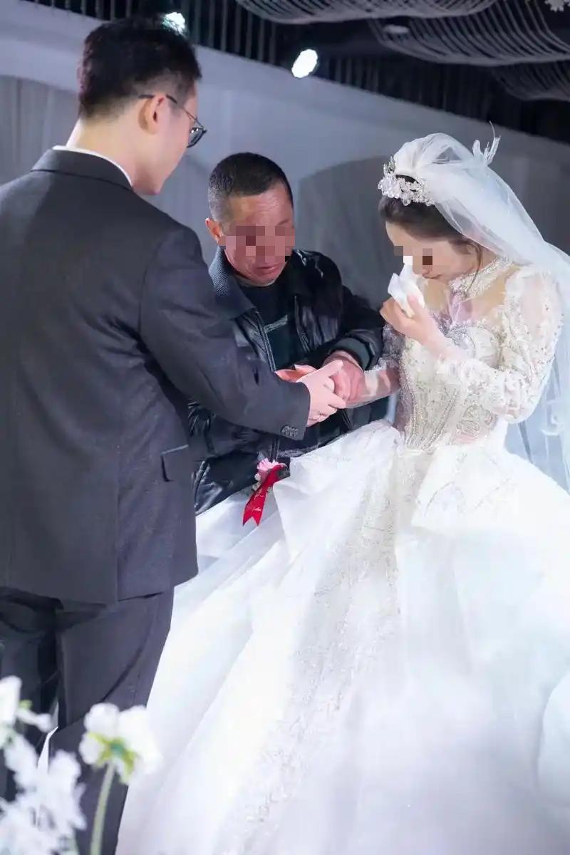 “这个父亲是人间清醒！” 一女子结婚当天，说好的 20 万彩礼，婆家却只给 40