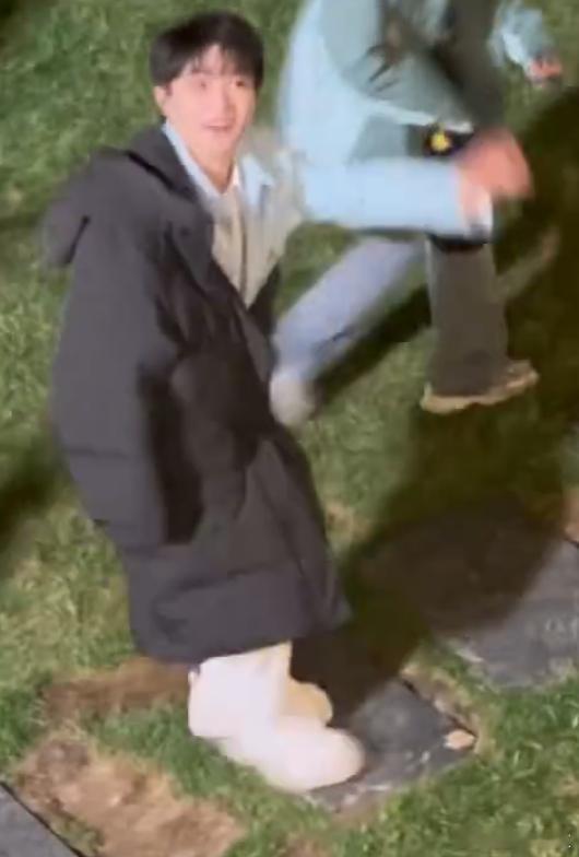 周深在山西穿羽绒服周深穿着羽绒服出现在路透镜头前，大家是不是都觉得他比之前更加成